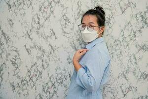 elegante mujer Hombre vistiendo un boca proteccion a evitar consiguiendo enfermo a trabajo o en el camino a trabajo aislado en blanco fondo, pandemia y social distanciamiento concepto.covid-19 foto