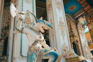 estatuas dentro el templo,hermoso templo en Bangkok o wat pariwas,templo en tailandia foto