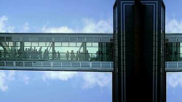 Menschenmassen von Geschäft Menschen Kreuzung modern futuristisch Himmel Gang Flur Gebäude video