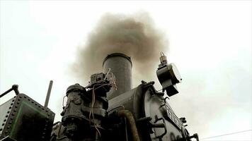 gammal industriell årgång retro ånga motor lokomotiv körning på skenor video