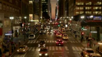 Zeit Ablauf von Menschen pendeln im das Stadt beim eilen Stunde der Verkehr Zeit video