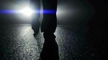 persona caminando fuera de en oscuro escalofriante calle a noche video