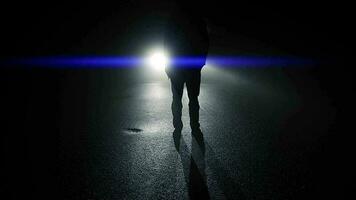 pessoa caminhando lado de fora em Sombrio assustador rua às noite video