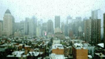 chuva gotas derramando baixa em janela vidro com urbano cidade Horizonte Visão em uma chuvoso clima dia video