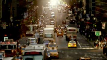 Zeit Ablauf von Menschen Gehen im städtisch Stadt Metropole beim eilen Stunde der Verkehr video