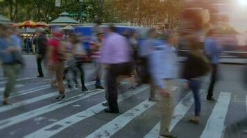 onherkenbaar anoniem mensen wandelen in de stad straten video