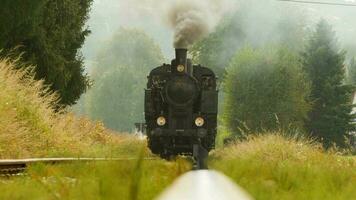 histórico vapor motor trem locomotiva cruzando Ferrovia faixas video