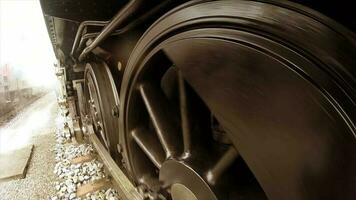 velho industrial vintage retro vapor motor locomotiva dirigindo em trilhos video