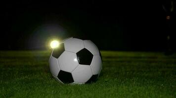 Sport Person Ausbildung mit Fußball Ball auf Fußball Feld im schleppend Bewegung video