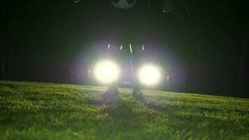 fútbol jugador jugando con fútbol pelota en campo a noche video