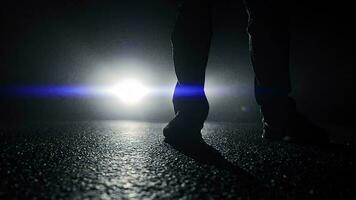 Person Gehen draußen auf dunkel gespenstisch Straße beim Nacht video