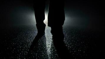 la personne en marchant à l'extérieur sur foncé effrayant rue à nuit video