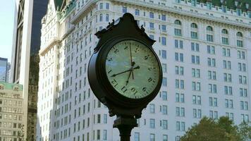 Uhr Uhr zeigen Zeit im Öffentlichkeit Stadt Platz video