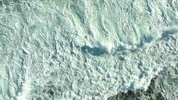aereo Visualizza di Basso marea spiaggia e mare con rocce nel Jogia, Indonesia. video