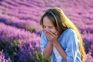 el niña estornuda alérgico a lavanda florece foto