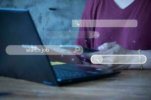 optimización de motores de búsqueda de tecnología de búsqueda de datos. las manos del hombre están usando un ordenador portátil para buscar información. usando la consola de búsqueda con su sitio web. foto
