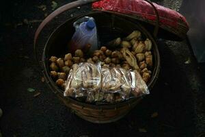 bolang empacado, odando, frito un pan. tradicional indonesio comida foto