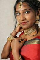 hermosa joven indio dama posando expresión foto