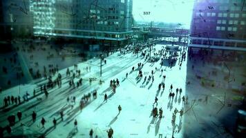 Sammeln persönlich Daten von Menschen Gehen im das Stadt video