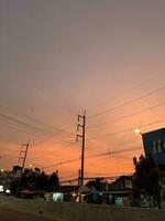 claro cielo en pueblo foto