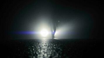Person Gehen draußen auf dunkel gespenstisch Straße beim Nacht video