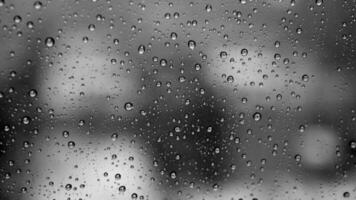 lluvia gotas torrencial abajo en ventana vaso con urbano ciudad horizonte ver en un lluvioso clima día video