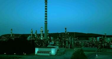 iluminado petróleo refinería producción fábrica estación a noche video