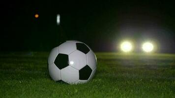 futebol jogador jogando com futebol bola em campo às noite video