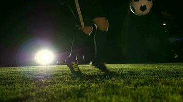 Deportes persona formación con fútbol pelota en fútbol campo en lento movimiento video