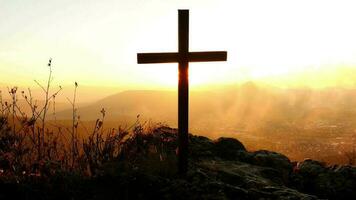 spirituell kreuz und quer Stehen auf Berg Hügel Landschaft beim Sonnenuntergang Licht im Erinnerung von ein Verstorbene Person video