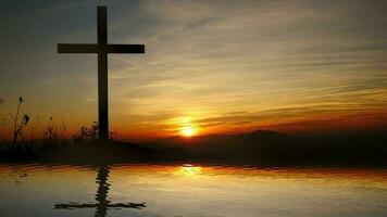 spirituell kreuz und quer Stehen auf Berg Hügel Landschaft beim Sonnenuntergang Licht im Erinnerung von ein Verstorbene Person video