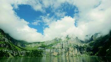 Wolken ziehen um Über Berg See Landschaft Natur draußen video