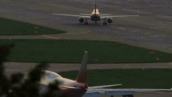 sotsji, Rusland juli 28, 2022 - jumbo Jet van rossiya Aan de landingsbaan Bij Sotsji luchthaven. passagiersvliegtuig klaar naar nemen uit. boeing 747 Aan de vliegveld. vliegtuig en zonsondergang achtergrondverlichting. toerisme en reizen concept video