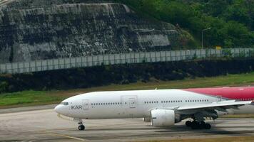 Phuket, Tailandia febbraio 03, 2023 - boeing 777, RA 73272 di pega volare rullaggio a Phuket aeroporto. widebody tavola arrivo. lembi su, velocità fuori uso. passeggeri carta a il aeroporto video