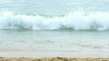 schöne welle am strand, klares wasser, weißer sand an der andamanensee phuket thailand. video