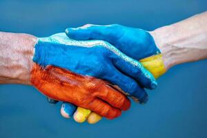 apretón de manos de manos con el bandera de Ucrania y el bandera de Rusia. tregua. acuerdo. foto