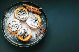 concept of the Dusting the cupcakes. Festive cakes photo