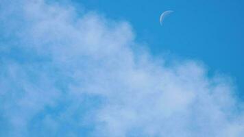 passeggeri aereo a crociera altitudine con scia di condensazione contro blu cielo. video