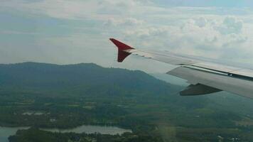 Passagier Verkehrsflugzeug Annäherung Landung, Aussicht von das Fenster video