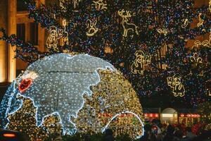 Navidad árbol. nuevo año decoraciones y vistoso antecedentes foto