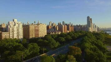 estabelecendo tiro do moderno paisagem urbana Alto subir arranha-céus edifícios dentro o negócio distrito video