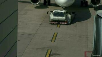 Luft Reise Luftfahrt Szene von kommerziell Flugzeug Landung beim Flughafen Terminal video