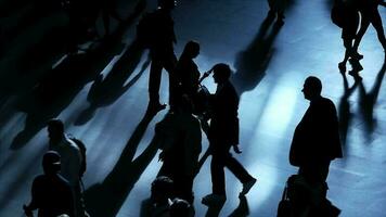 multitudes de negocio personas caminando en el ciudad a prisa hora tráfico desplazamientos a trabajo video