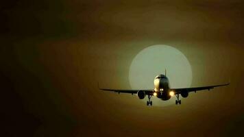 Luft Reise Luftfahrt Szene von kommerziell Flugzeug Landung beim Flughafen Terminal video