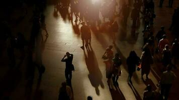 Menschenmassen von Geschäft Menschen Gehen im das Stadt beim eilen Stunde der Verkehr pendeln zu Arbeit video