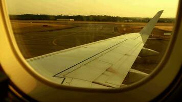 Luft Reise Luftfahrt Szene von kommerziell Flugzeug Landung beim Flughafen Terminal video