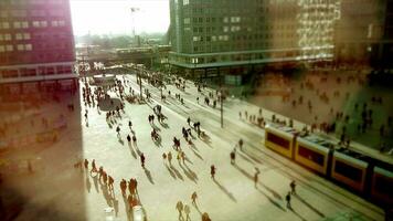 Menschenmassen von Geschäft Menschen Gehen im das Stadt beim eilen Stunde der Verkehr pendeln zu Arbeit video