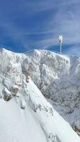 schön Aussicht von das alpin Spitzen im Winter. video