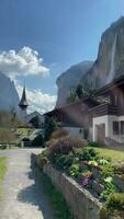 prachtig keer bekeken van watervallen en kerken in lauterbrunnen vallei ,Zwitserland. video