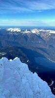 magnifique vue de le alpin pics dans l'hiver. video